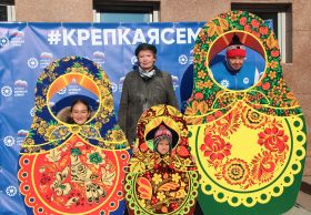 В Красноярске состоялся флешмоб «Семья начинается с объятий» в рамках партпроекта «Крепкая семья»